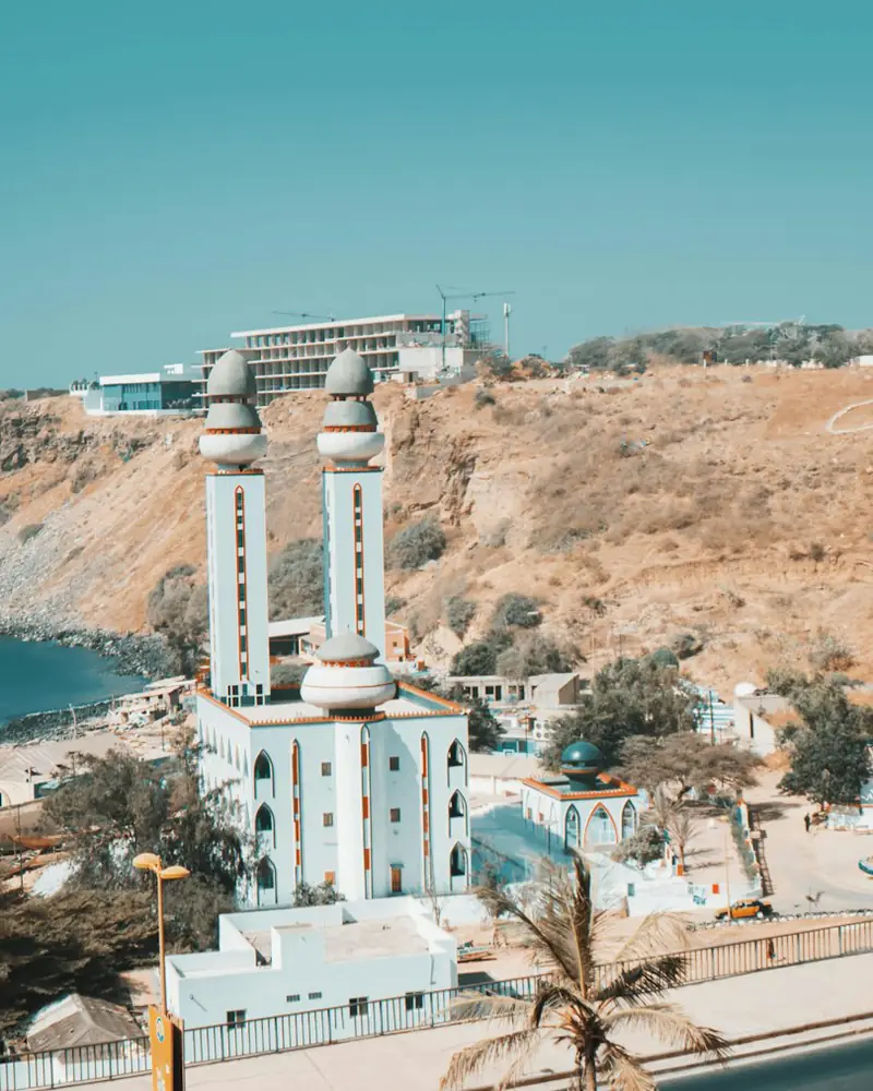 La mosquée de la Divinité et la corniche de Ouakam, à Dakar