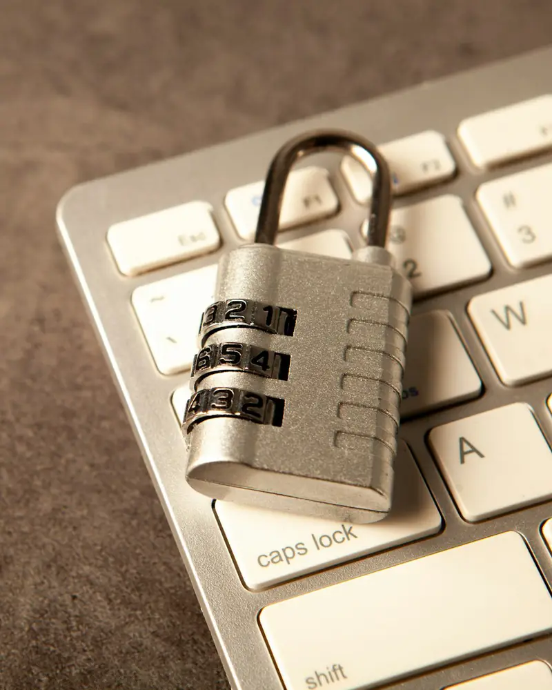 Cadenas à code posé sur un clavier d’ordinateur